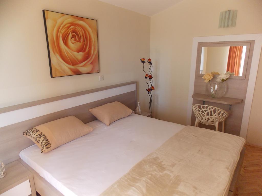 Apartmani Adriatic Ana Novalja Exterior photo